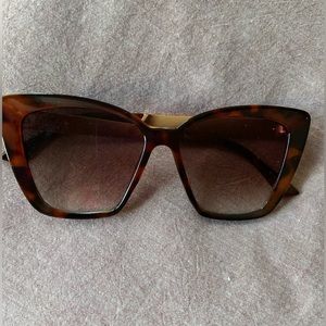 Tortoise shell cat eye sunnies